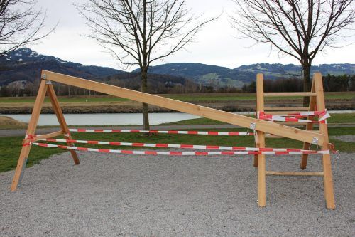 Besonders gefährlich: Bei der Schaukel auf dem Spielplatz an der Frutzmündung wurden Schrauben entfernt. Gemeinde