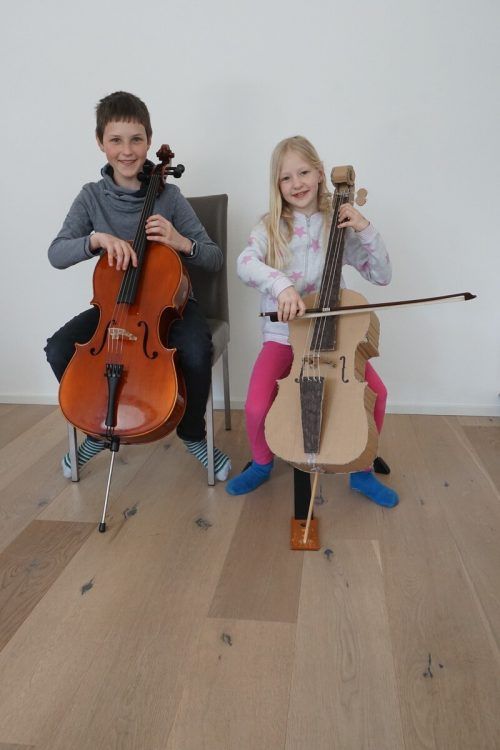 Cäcilia und Pius Verkleirer üben zu Hause fleißig Cello.