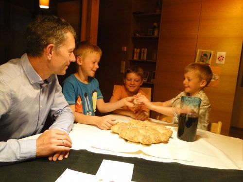 Carmen und Günther feiern den Gründonnerstag mit ihren Buben Damian, Jonathan und Jeremias: Sie backen gemeinsam Brot legen das Kreuz in die Mitte. Willi