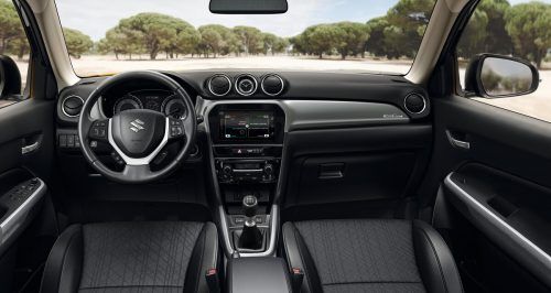 Cockpit ohne Schnörkel, das Infotainmentdisplay ist nicht aufgesetzt.