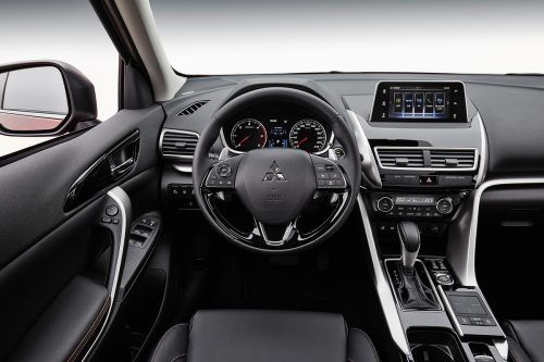 Das Cockpit-Desig ist typisch pragmatisch, aufgelockert durch Dekorelemente in mattiertem Metallic-Look.