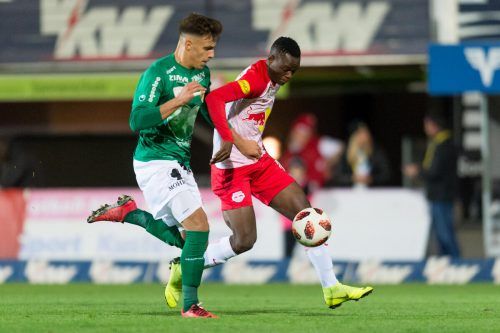 v.l. Darijo Grujcic (Lustenau) gegen Patson Daka (Salzburg)