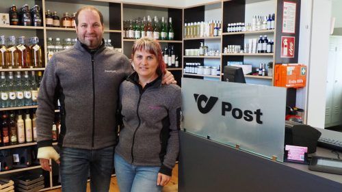 Das Ehepaar Davina und Manuel Staggl betreibt die neue Poststelle.
