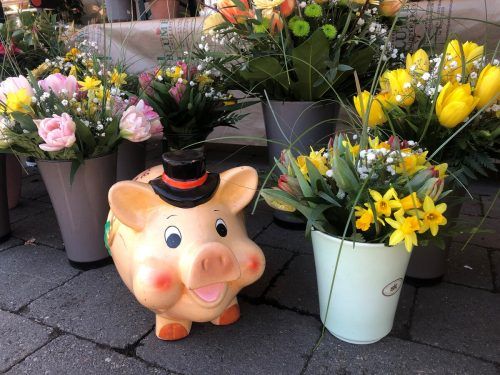 Der Blumenhändler nimmts mit Humor - das Sparschwein kümmert sich um den Verkauf der Blumen.  CM