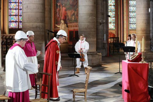 Der katholische Pariser Erzbischof Michel Aupetit beim Gebet in Notre Dame.  AP