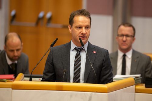 Der Neos-Politiker hatte sich mit dem Coronavirus angesteckt. Nun geht es ihm besser.
