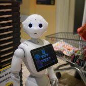 Roboter „Pepper“ mahnt in ­Supermarkt zu Corona-Regeln