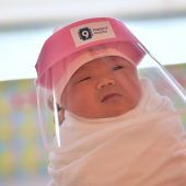Babys in Thailand ­tragen Gesichtsschutz
