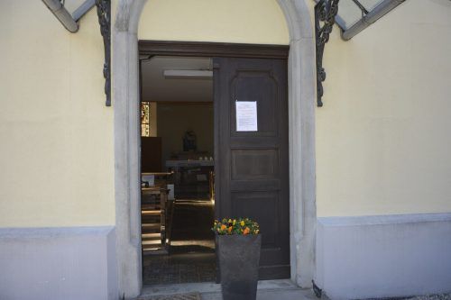 Derzeit steht die Türe der Vorderachmühler Kapelle offen. eh