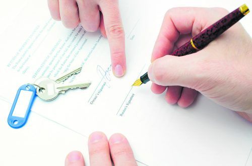 Die Anmeldung kann auch postalisch per Meldezettelformular erfolgen. Shutterstock