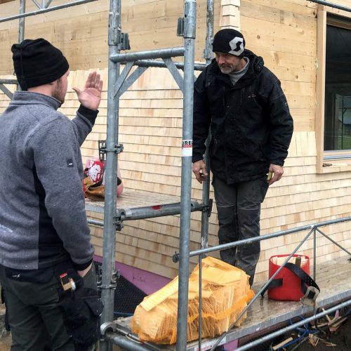 Die Arbeiten der Schindeler (Bild) und anderen Handwerker stehen vor dem Abschluss, in etwa drei Monaten soll die Anlage bezogen werden.