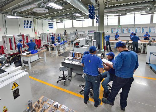 Die Ausbildungszentren von Alpla in aller Welt verfügen über einen Maschinenpark auf dem neuesten Stand der Technik. Fa/Schoeflinger