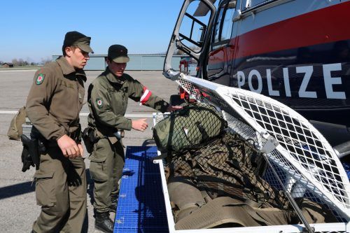 Die beiden Soldaten mussten mit dem Hubschrauber des Inneministeriums ins Kleinwalsertal verlegt werden.