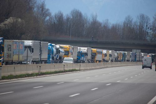 Die Grenzkontrollen führen an Europas Binnengrenzen zu kilometerlangen Staus. Auch Tiertransporte müssen warten. VN/Hartinger