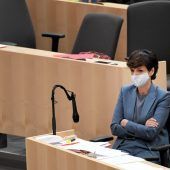 Abgeordnete zeigen trotz Gesichtsmaske Emotionen