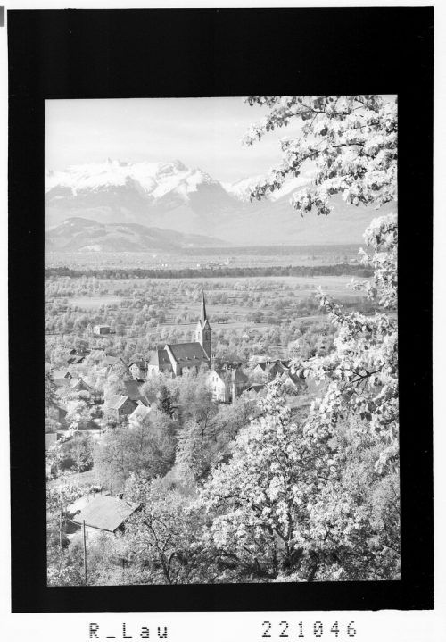 Die Kirche steht auf einer kleinen Anhöhe.