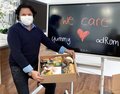 Die Pakete enthalten unter anderem Hand-Hygieneartikel und Klopapier.  adrom