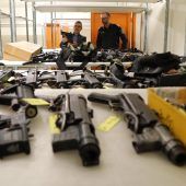 Keller mit Waffen vollgestopft