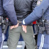 Raser droht Polizisten