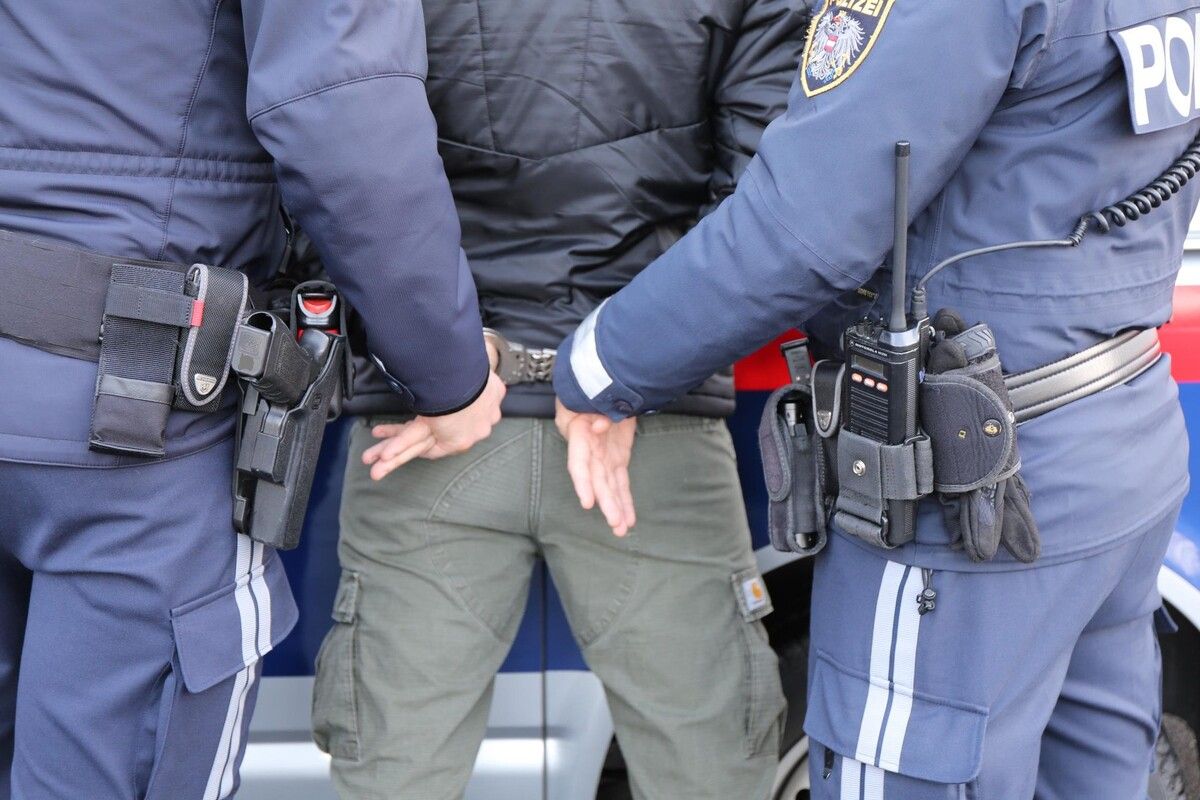 Die Polizei musste eine Seitenscheibe des Pkw einschlagen, um den Mann anschließend festnehmen zu können. symbol/polizei