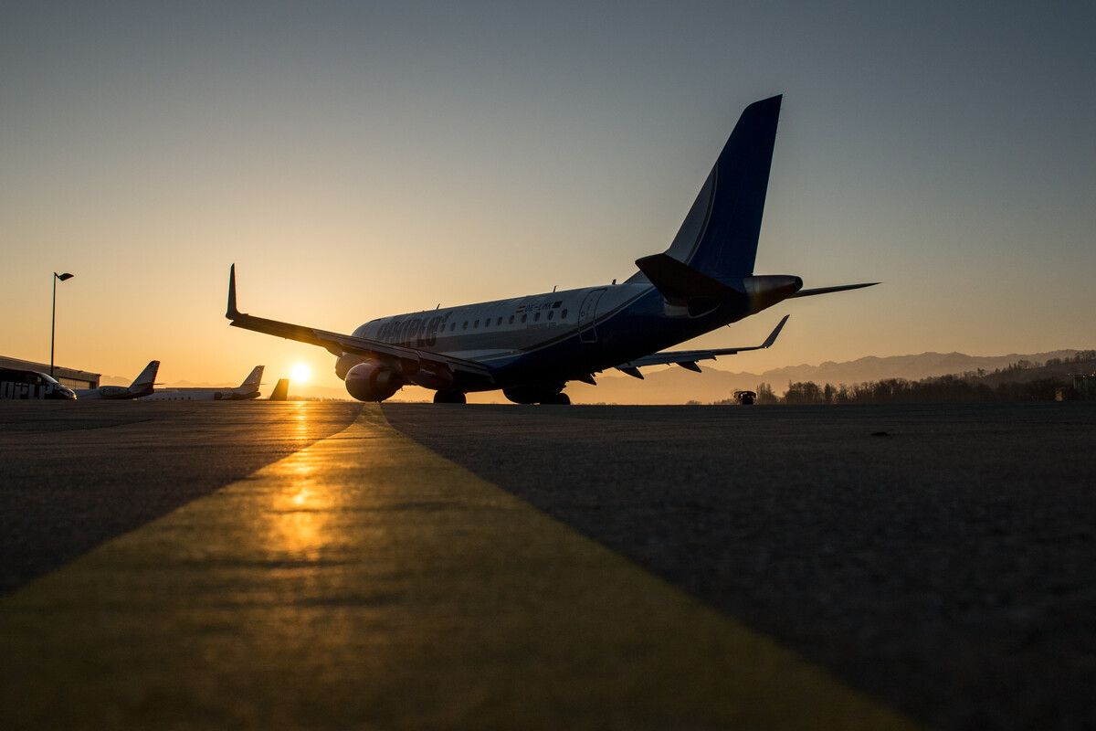 Derzeit ist bei Fluglinie und Flugplatz einiges los – die Piste wird aufgemöbelt, der Jet durchgecheckt. FA