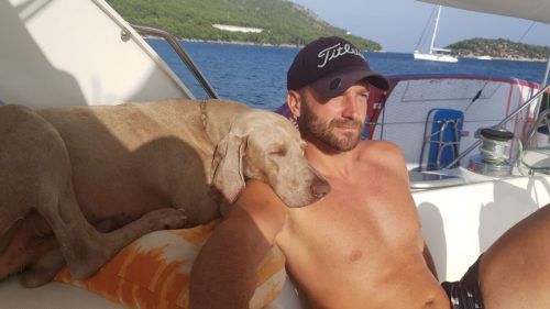 Dominik Lercher mit seinem treuen Begleiter, Hund Adolf. Gemeinsam wagten sie die Überfahrt über den Atlantik. lercher