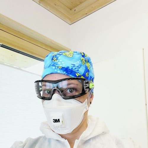 Dr. Johanna Dreibholz schützt sich gut bei der Arbeit.