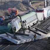 Betonplatte auf Gleisen: Bergung nach Zugunglück schwierig