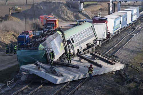 Eine 100 Tonnen schwere Betonplatte hat sich von einer Brücke gelöst. AP