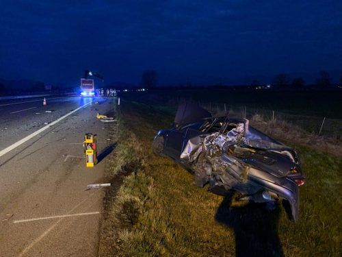 Eines der beteiligten Fahrzeuge, dass von der Fahrbahn geschleudert wurde. Ein Sachverständiger soll den Unfallhergang klären.
