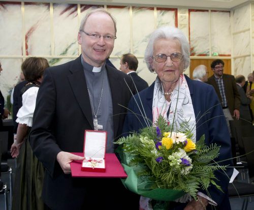 Eleonore Schönborn erhielt das Goldene Verdienstzeichen, Bischof Benno gratulierte.