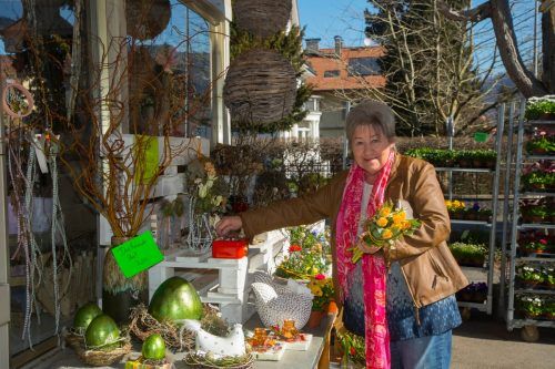 Elisabeth hat sich mit einem bunten Frühlingsstrauß eingedeckt. Das Kässele zu befüllen ist Ehrensache.