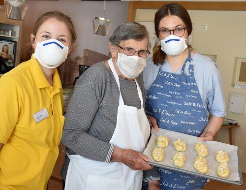 FH-Studentin Bianca Sonderegger und Bereichsleiterin Fabienne Vogt beim Backen mit einer Bewohnerin. Marktgemeinde
