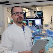 Zwei Kinder warten auf Herzoperation