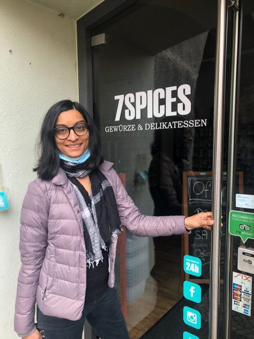 Geschäftsinhaberin Manu Walia blickt mit gemischten Gefühlen in die Zukunft.