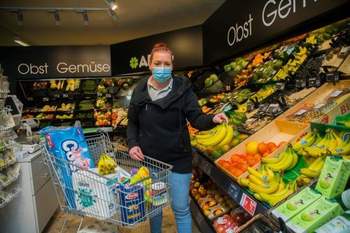 Im Adeg in Wolfurt tragen viele Kunden bereits Masken. Einziger Nachteil, zumindest aus Verkäufersicht: „Es ist extrem heiß darunter, du bekommst fast keine Luft“, sagt die Chefin.