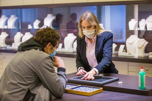 In den Bludenzer Fachgeschäften herrschte erstmals seit Wochen wieder geschäftiges Treiben; vorschriftsmäßig mit Mundschutz und Desinfektionsmittel in Griffweite.