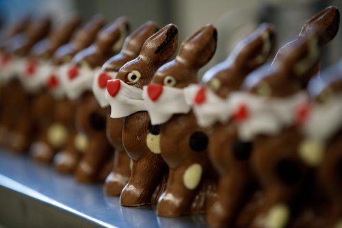 In der Bäckerei Bohnenblust in Bern bekommen die Osterhasen heuer einen Mund- und Nasenschutz.