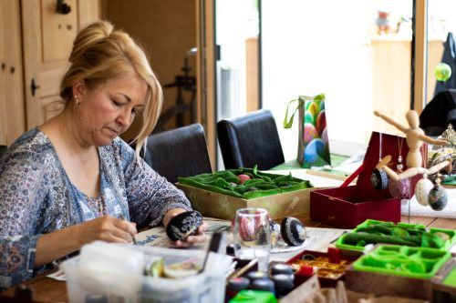 In der Osterzeit widmet sich Angelika Vonbank dem Bemalen von Ostereiern. Privat