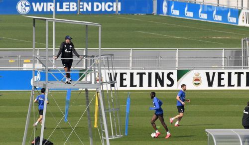 In Deutschland wird wieder in Kleingruppen trainiert. Das Bild zeigt Schalke-Cheftrainer David Wagner in einer etwas erhöhten Position. afp