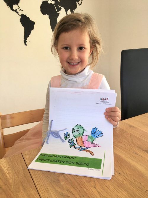 Jana (5) freut sich über die Beschäftigung in der kindergartenfreien Zeit.