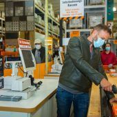Schon um 7.50 Uhr gab’s bei Hornbach keinen Einkaufswagen mehr