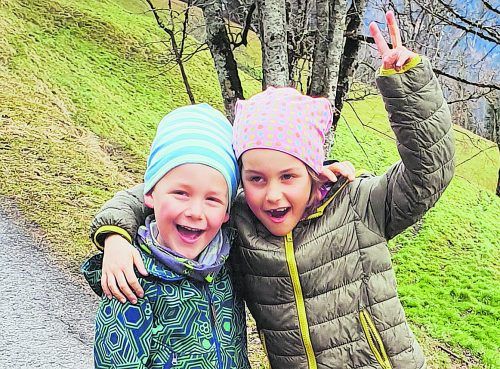 Liaba Opa, alls gute zum Geburtstag! Blib gsund und bring die letschta Monat alls Bürgemeister guat ummi! Dine Lauser Anna und Felix.