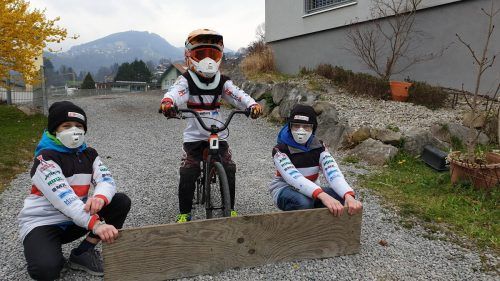 Luca, Laura und Fabio Fercher haben in der trainingsfreien Zeit die Einfahrt zur Startrampe umfunktioniert.