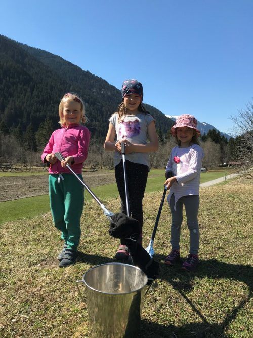 Luisa (6), Caroline (8) und Sophia (4) waren bereits fleißig.