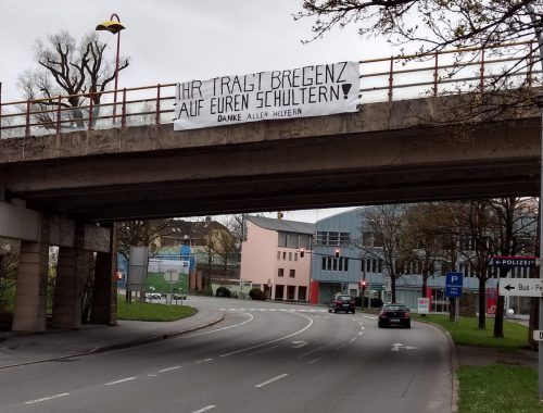 Mit einem Plakat bei der Brücke über den Bahnhof bedankten sich die SW-Ultras bei allen Helfern in der Coronavirus-Zeit. Privat