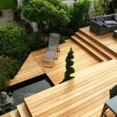 Wohnliches Ambiente durch Holzterrassen