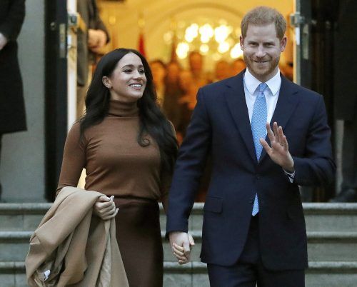 Prinz Harry und seine Frau Meghan prangern die „falsche und übergriffige“ Berichterstattung von „Sun“, „Daily Mail“, „Mirror“ und „Express“ an. AP
