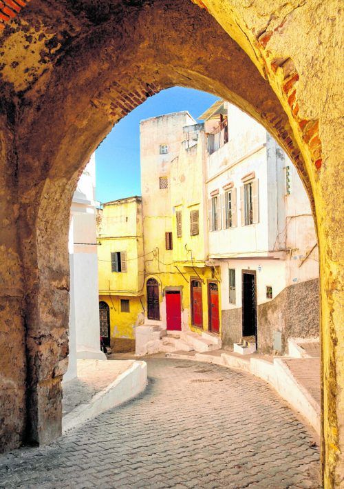 Schmale Gassen schlängeln sich durch die Medina von Tanger. Shutterstock (5)