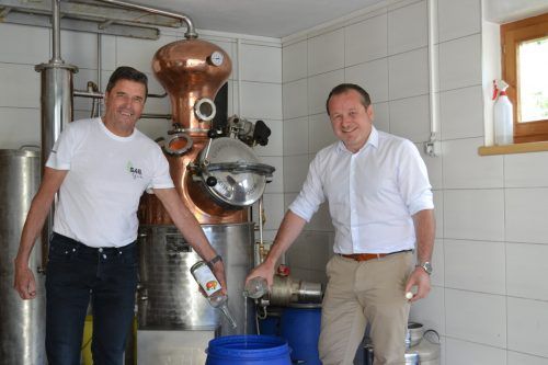 Schnapsbrenner Andy Tscholl und Bürgermeister Harald Witwer.  bi